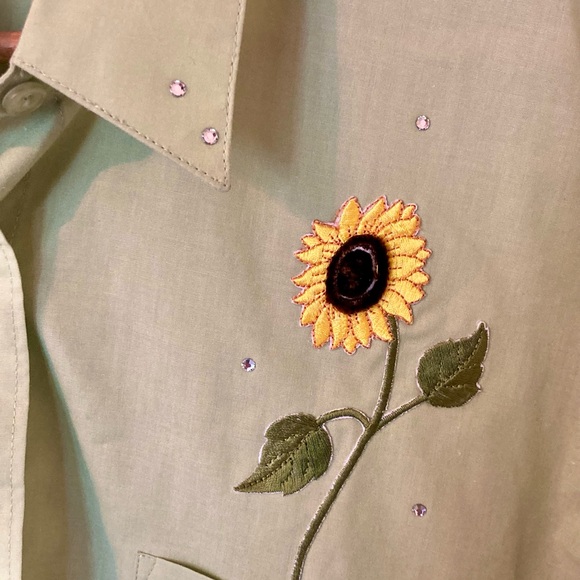 Las Olas Vingage Button Down Shirt with Sunflower Embroidery - Picture 3 of 4